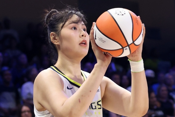 b体育-膝盖受伤！媒体人：李月汝拍了片子 队医预计至少需要休息6周