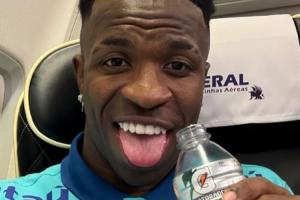 明日巴阿对决！巴西全队抵达阿根廷，维尼修斯社媒晒吐舌照