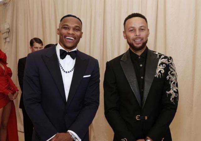 库里发声支持韦少：为他骄傲 侮辱名字已经越界