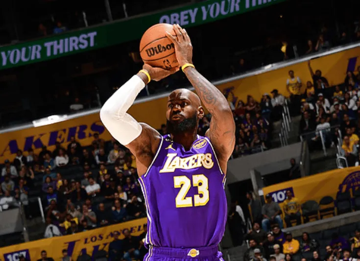 B体育-詹姆斯全场17中7，三分3中0得到17分4篮板10助攻8失误